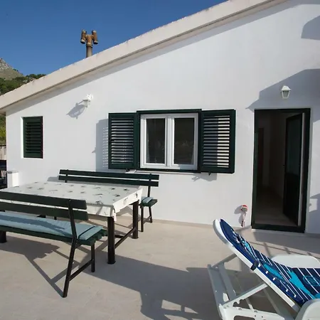 Apartment Lelas Omis